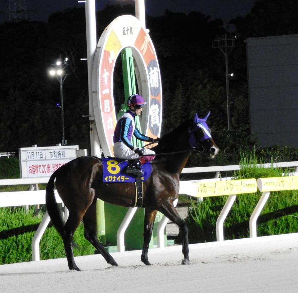 　笹川翼のエスコートでファンへのラストランを披露したイグナイター（撮影・中山伸治）
