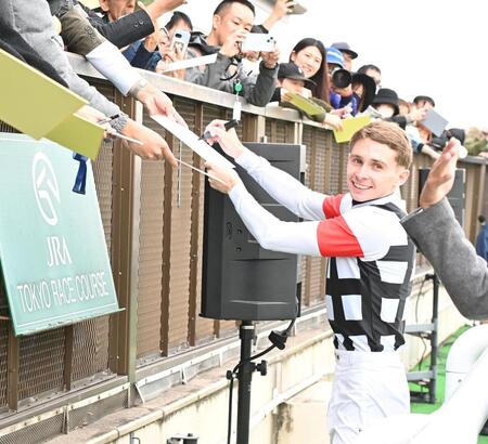 　ＪＲＡ初勝利を挙げファンのサインに応じるプーシャン（撮影・持木克友）