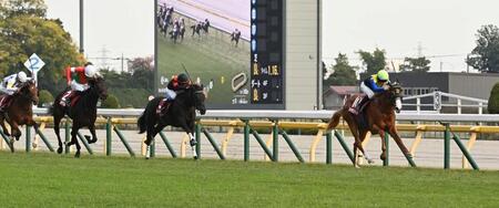 　直線で後続を突き放し制したダイヤモンドノット（撮影・持木克友）