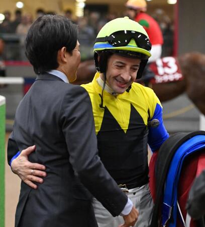 　ダイヤモンドノットで制し福永師と抱き合うルメール（右）＝撮影・持木克友