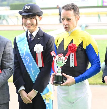 　写真に納まる京王プラットガールの其原有沙（左）とルメール（撮影・持木克友）