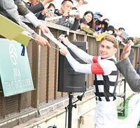 　ＪＲＡ初勝利を挙げファンのサインに応じるプーシャン（撮影・持木克友）