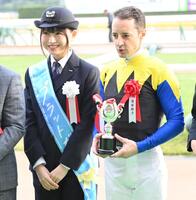 　写真に納まる京王プラットガールの其原有沙（左）とルメール（撮影・持木克友）