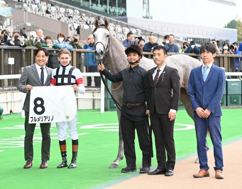 　２歳未勝利を勝ったプルメリアリノとプーシャン（撮影・持木克友）