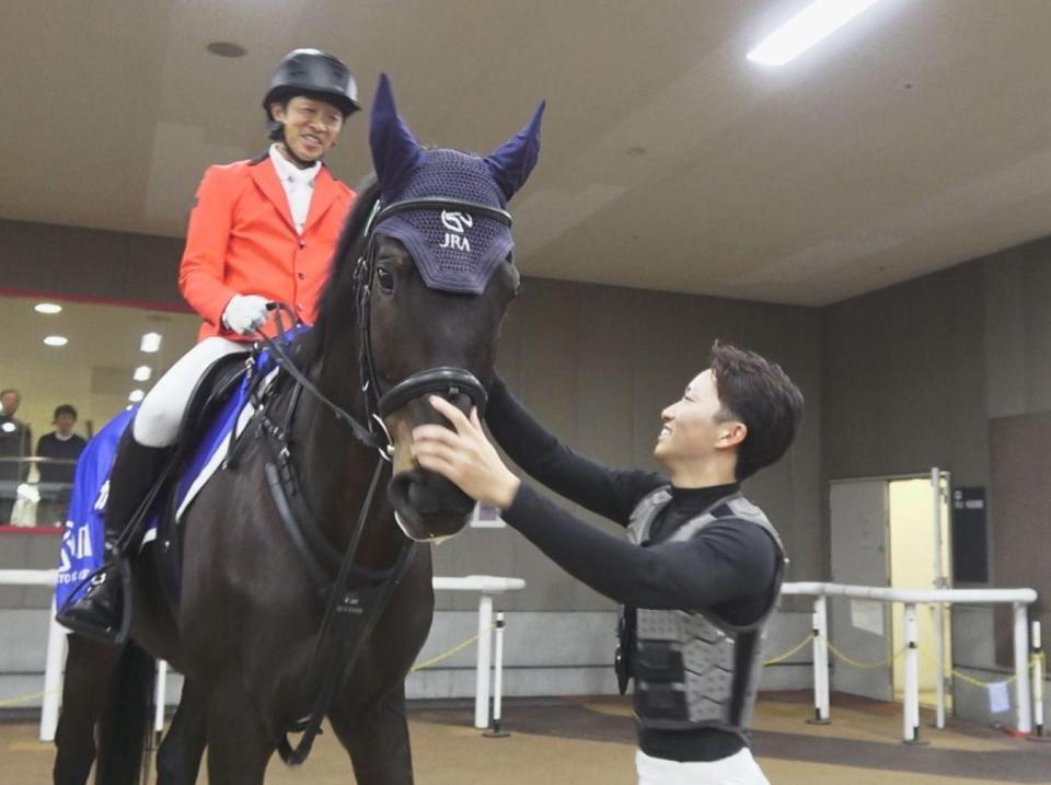 　誘導馬デビューを果たしたカラテをなでる主戦の菅原明良