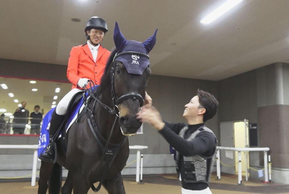 　誘導馬デビューを果たしたカラテをなでる主戦の菅原明良