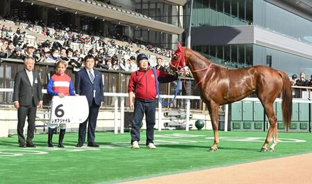 　メイクデビュー戦を制したレオアジャイルと岩田康（撮影・持木克友）