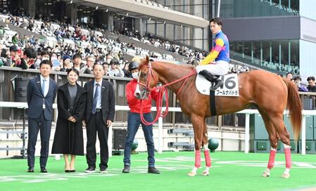 　４Ｒメイクデビュー戦を勝ったプールナバドラと菅原（撮影・持木克友）
