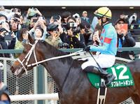 　ファンにアピールするダブルハートボンドと坂井瑠星（撮影・石湯恒介）