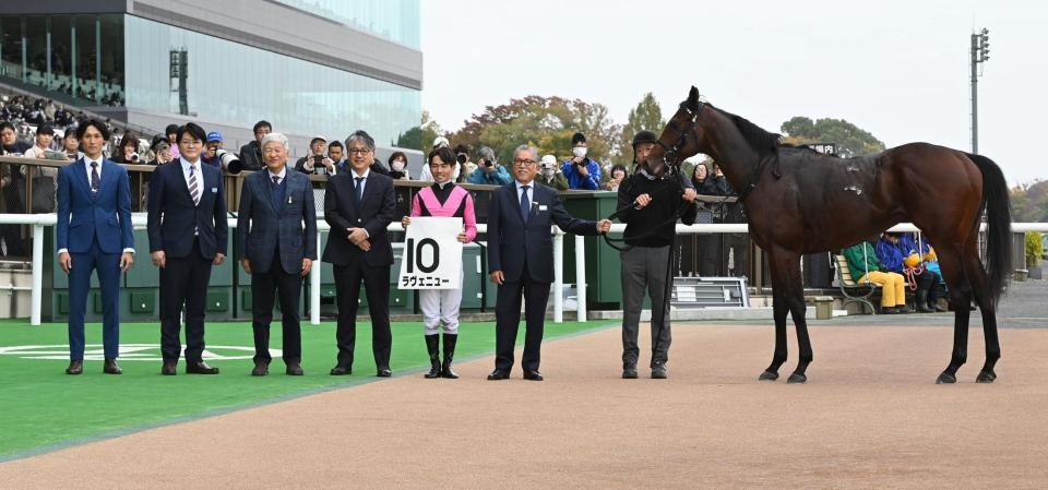 　メイクデビュー戦を制したラヴェニューと戸崎（撮影・持木克友）
