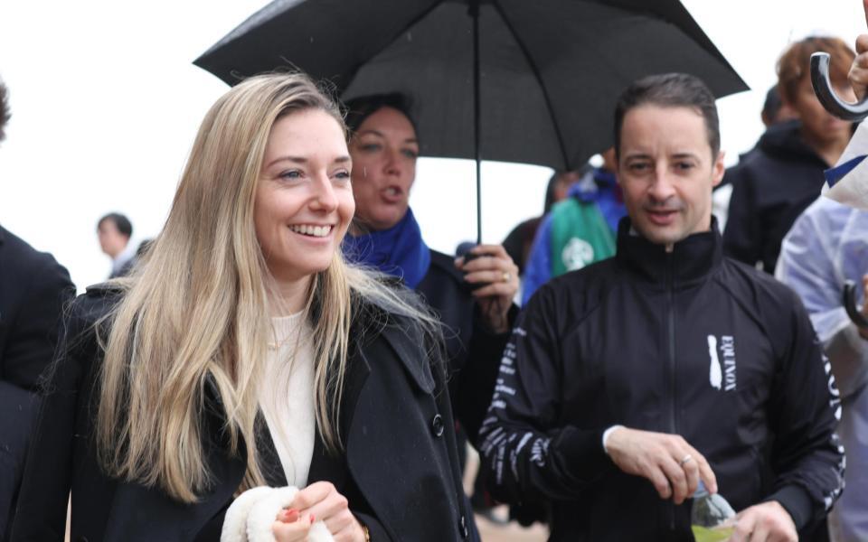 　東京競馬場に現れたミシェル騎手（左）。右はルメール騎手