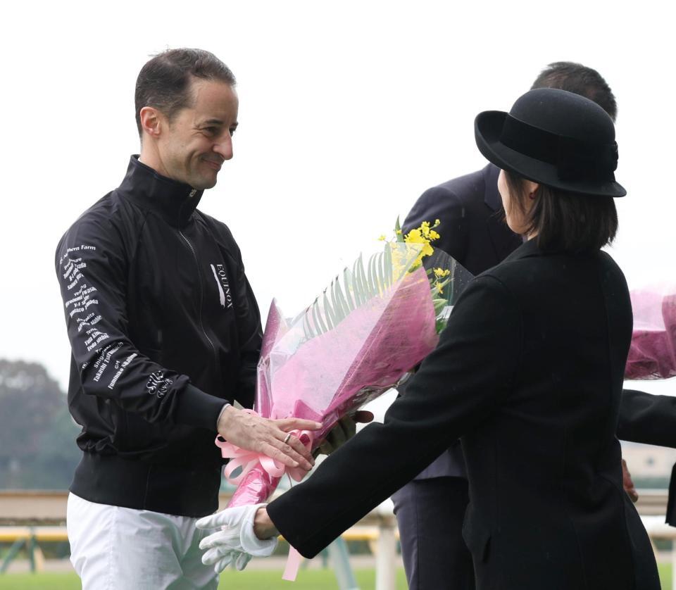 　イクイノックスが顕彰馬に選ばれ、花束を贈られるルメール騎手（左）