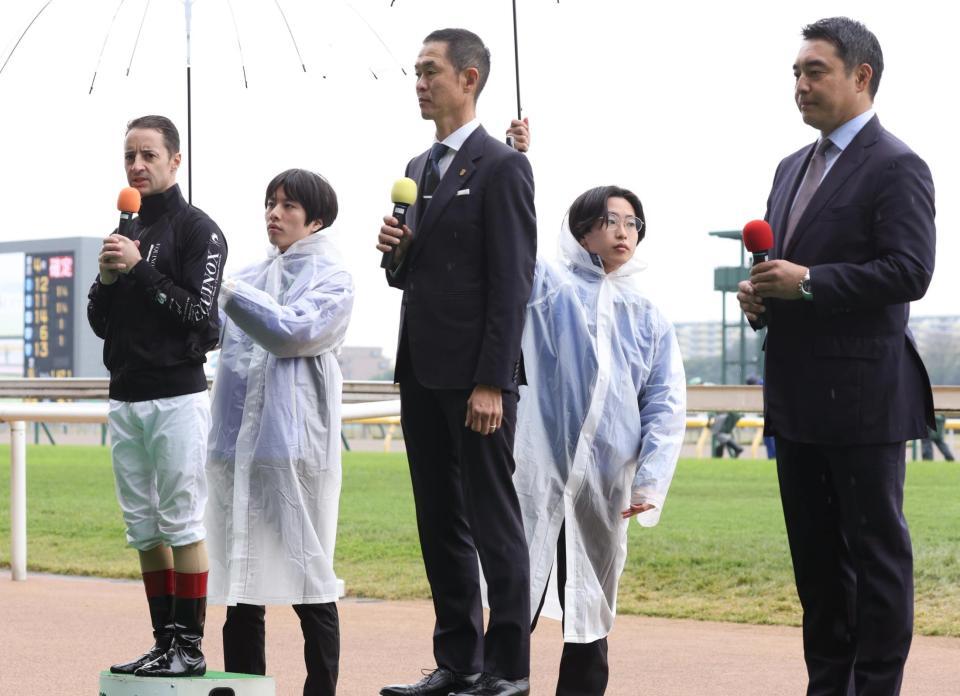 　イクイノックスが顕彰馬に選ばれ、思い出を語るルメール騎手（左端）。中央は木村調教師、右端は米本・シルクレーシング代表