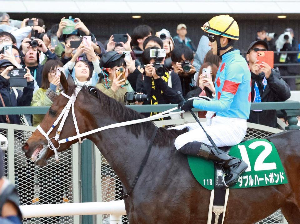 　ファンにアピールするダブルハートボンドと坂井瑠星（撮影・石湯恒介）