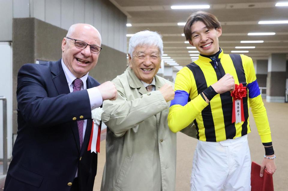 　アルゼンチン共和国杯のミステリーウェイで初重賞制覇し、（左から）ルベン・エドゥアルド・ミゲル・テンポーネ駐日アルゼンチン共和国大使、吉田照哉・社台ファーム代表と笑顔でポーズを決める松本騎手