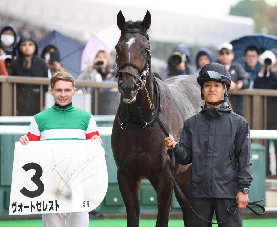 　デビュー戦を勝利ヴォートセレスト。左はプーシャン