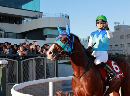 　レコードをたたき出したアドマイヤクワッズ、鞍上の坂井瑠星はサムアップで声援に応える（撮影・石湯恒介）