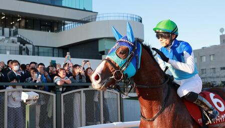 　アドマイヤクワッズを労う坂井瑠星（撮影・石湯恒介）