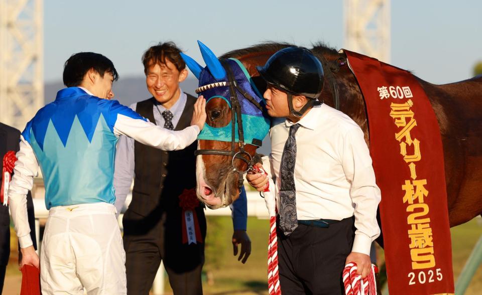 アドマイヤクワッズを労う坂井瑠星（左）＝京都競馬場（撮影・石湯恒介）