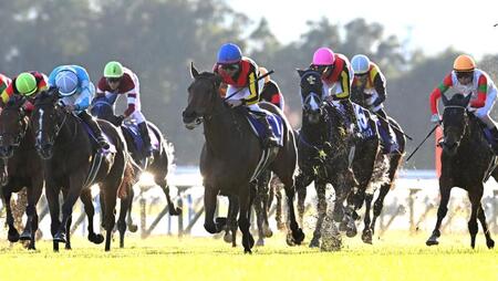 　エリザベス女王杯を制したレガレイラ（中央）＝撮影・飯室逸平