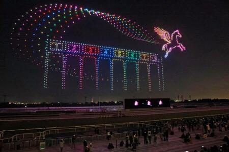 　京都競馬場１００周年を彩ったドローンショー（撮影・石湯恒介）