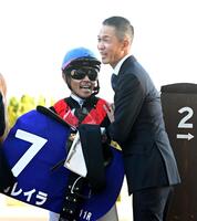 　エリザベス女王杯を制し、戸崎圭をねぎらう木村師（撮影・飯室逸平）