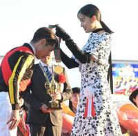 　戸崎圭（左）にメダルをかける山本美月（撮影・飯室逸平）