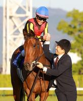 　担当者と握手を交わす戸崎圭（撮影・石湯恒介）