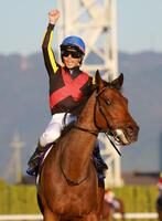 　ガッツポーズを見せる戸崎圭（撮影・石湯恒介）