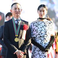 　レガレイラでエリザベス女王杯を制し、プレゼンターの山本美月（右）と記念撮影する木村師