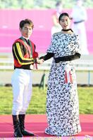 　エリザベス女王杯を制したレガレイラの戸崎圭（左）と記念撮影する山本美月