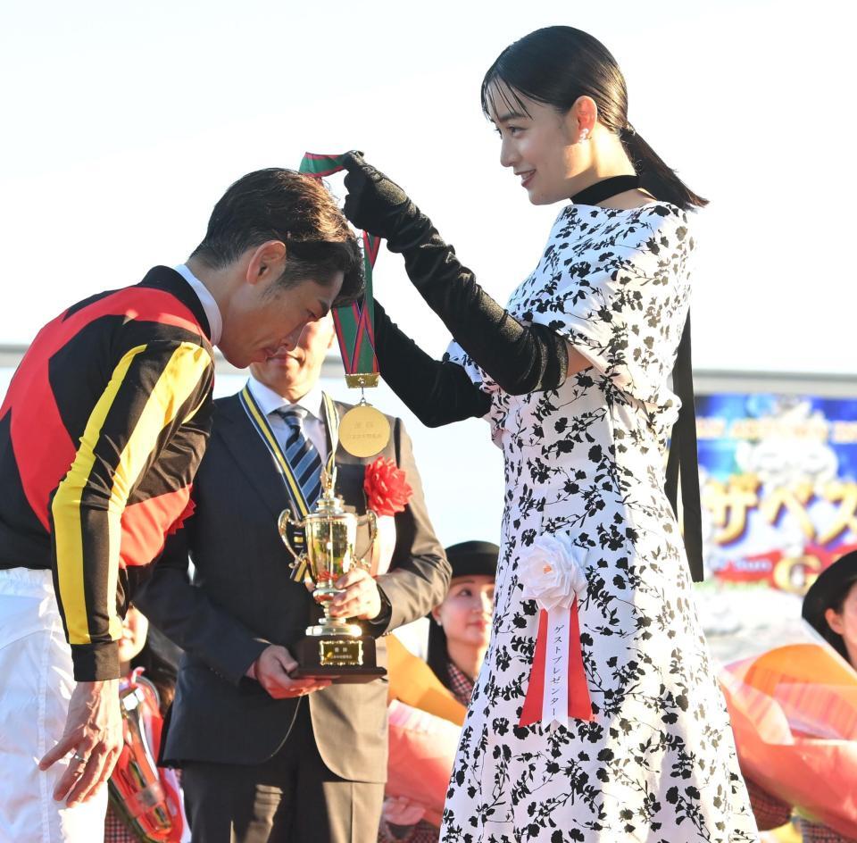 　戸崎圭（左）にメダルをかける山本美月（撮影・飯室逸平）