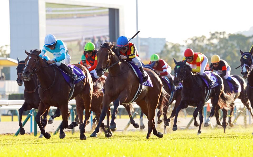 　外からあっという間に抜け出すレガレイラ（中央）＝撮影・石湯恒介