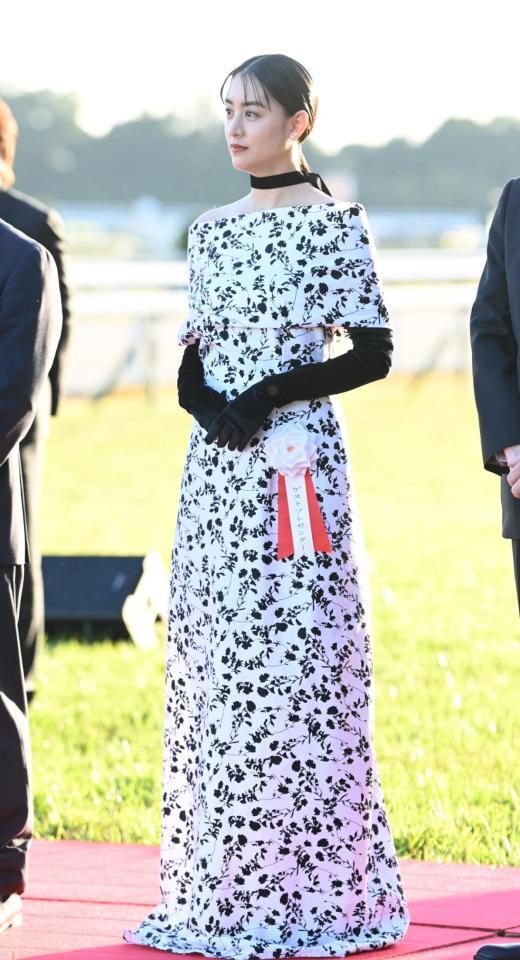 　エリザベス女王杯のプレゼンターを務めた山本美月