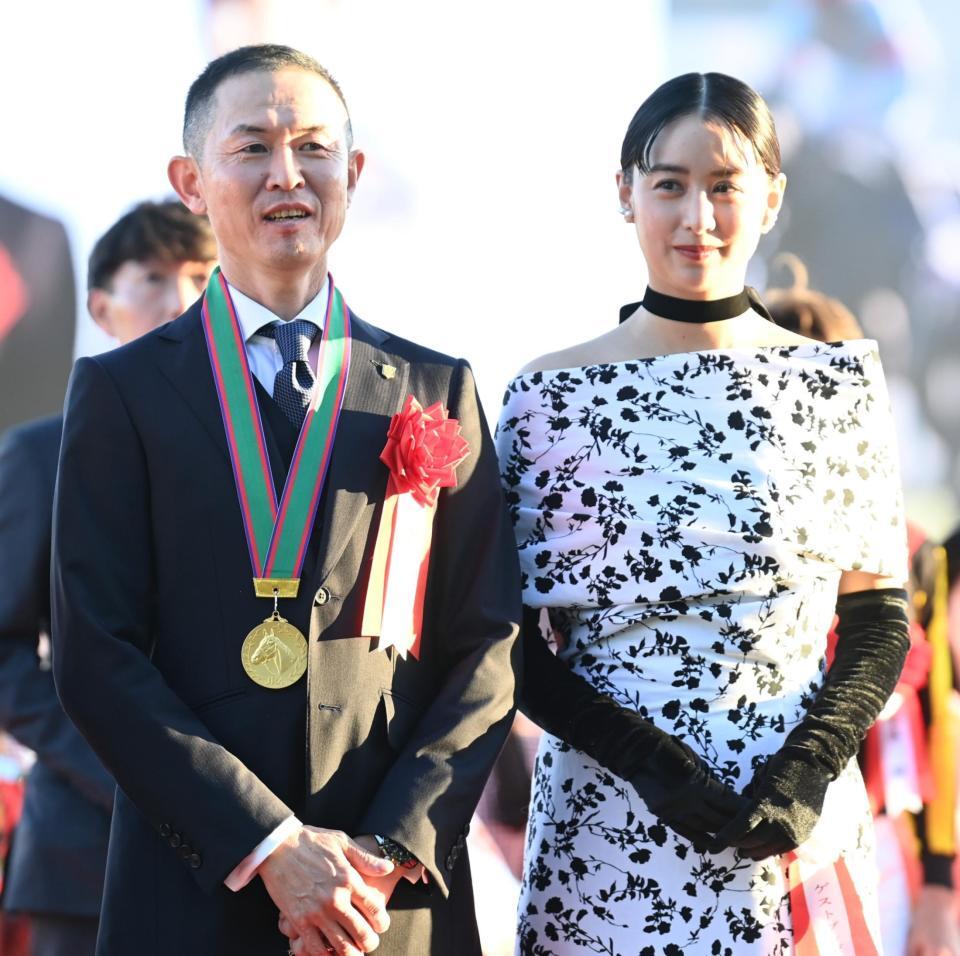 　レガレイラでエリザベス女王杯を制し、プレゼンターの山本美月（右）と記念撮影する木村師