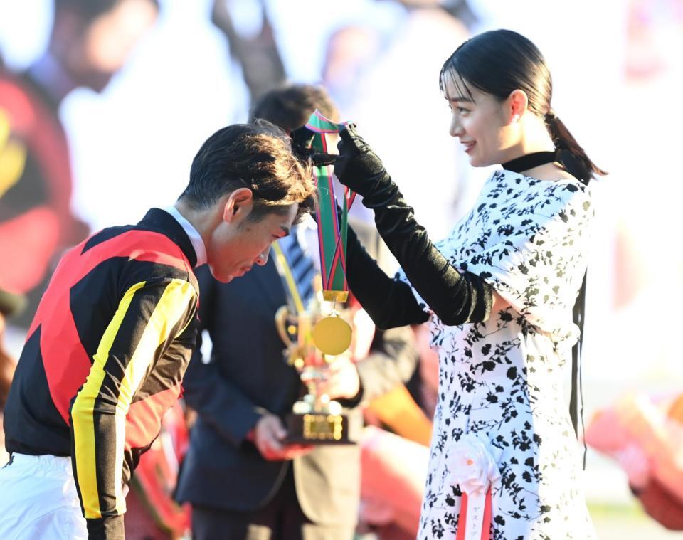 　エリザベス女王杯を制したレガレイラの戸崎圭（左）にメダルをかける山本美月