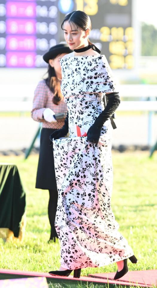 　エリザベス女王杯のプレゼンターで来場した山本美月