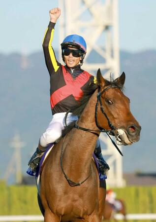 　ガッツポーズを見せる戸崎圭