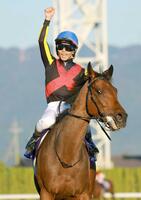 　ガッツポーズを見せる戸崎圭