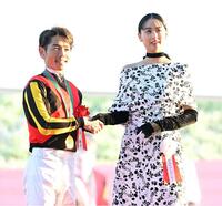 　戸崎圭（左）を祝福する山本美月（撮影・飯室逸平）