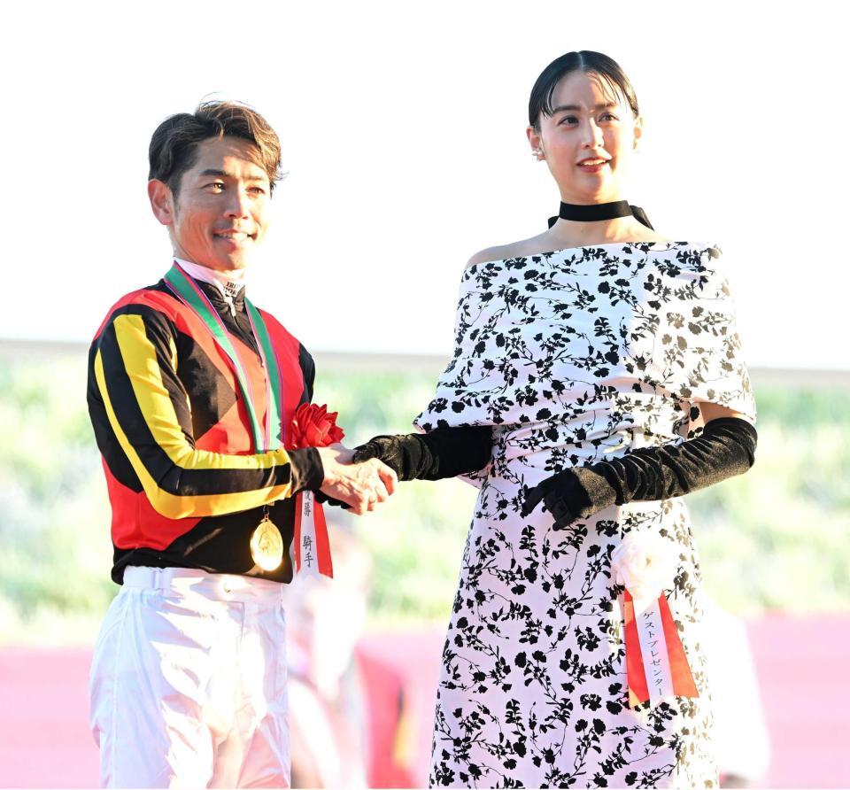 　戸崎圭（左）を祝福する山本美月（撮影・飯室逸平）