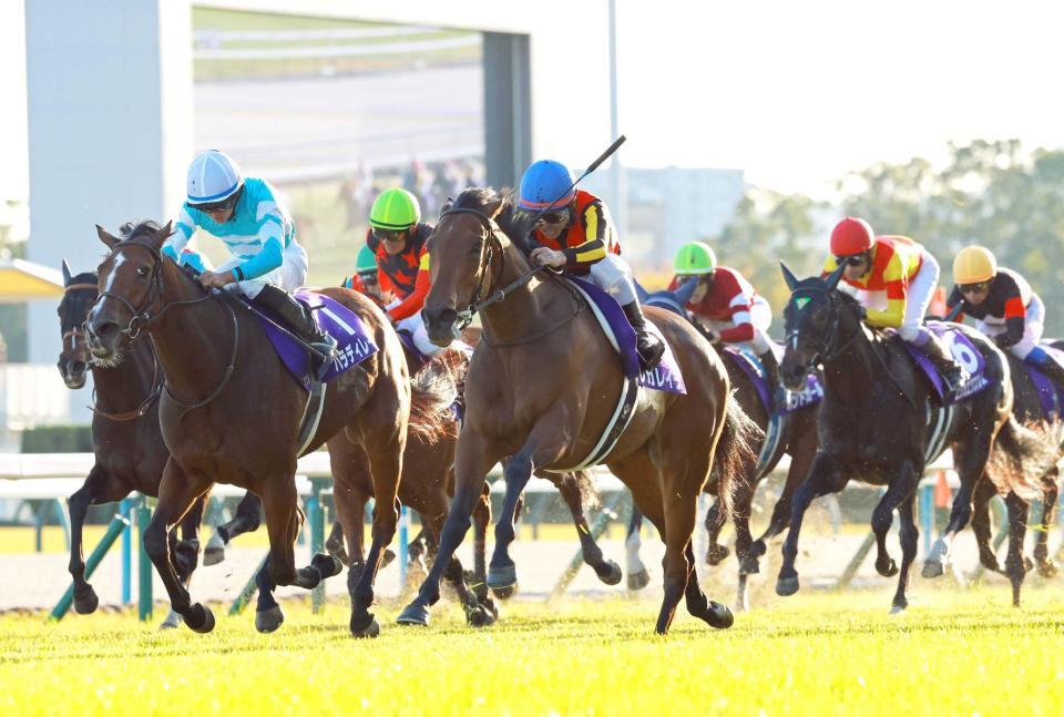 　外から抜け出すレガレイラ（中央）＝撮影・石湯恒介