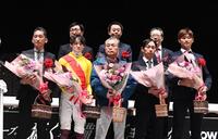 　花束を手にする（前列左から）中道啓二調教師、笹川翼騎手、小川眞査雄氏ら関係者たち（撮影・園田高夫）