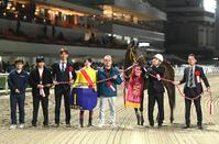 　勝利したドナギニーと中道啓二調教師（右端）、笹川翼騎手（左から４人目）ら（撮影・園田高夫）