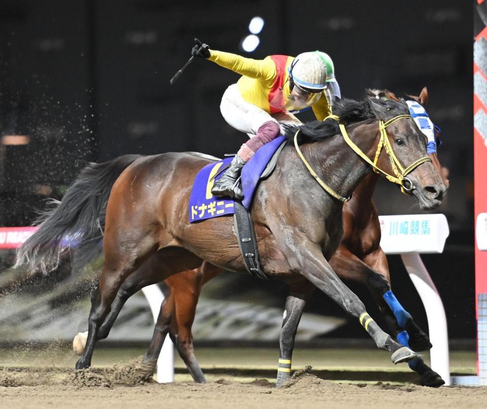 　ロジータ記念を制したドナギニーとポーズを決める笹川翼（撮影・園田高夫）
