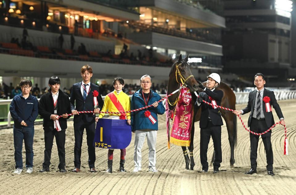 　勝利したドナギニーと中道啓二調教師（右端）、笹川翼騎手（左から４人目）ら（撮影・園田高夫）