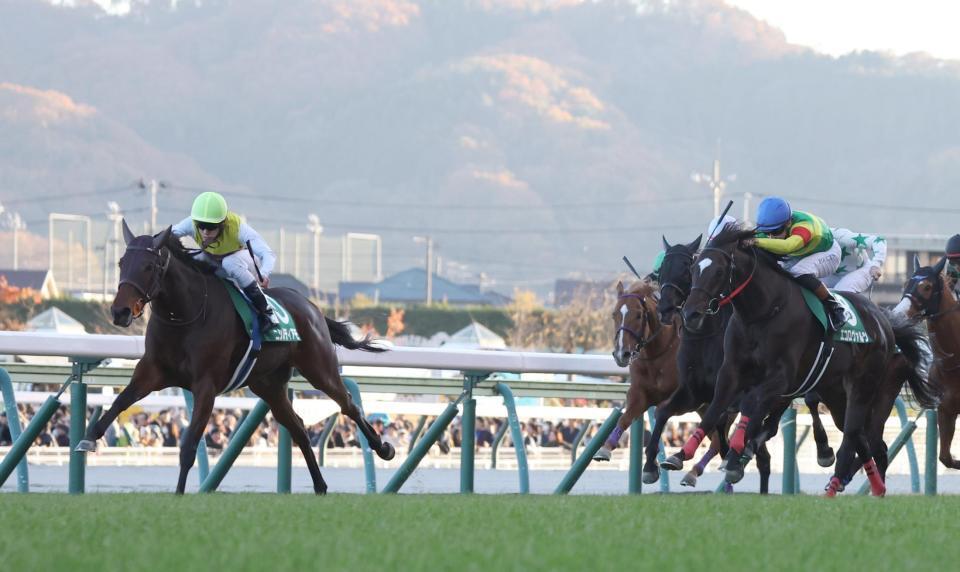 　好位から抜け出すニシノティアモ（左）。右手前はエコロヴァルツ