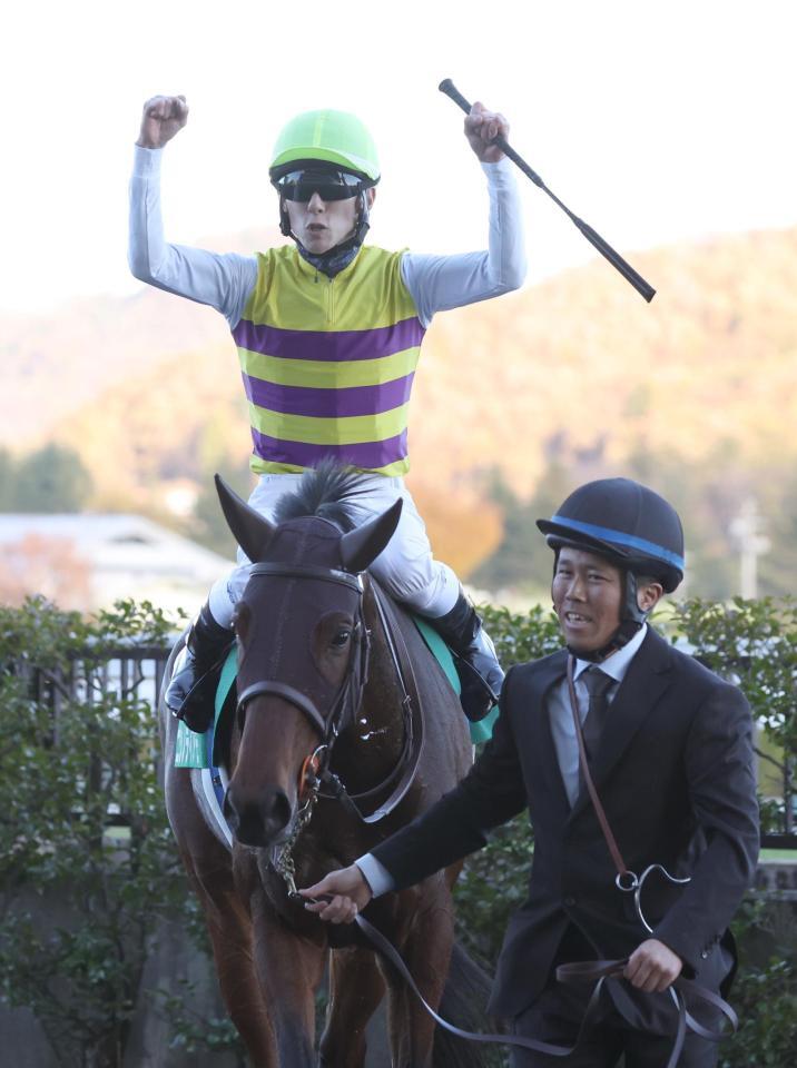 　福島記念を制したニシノティアモの馬上でガッツポーズする津村