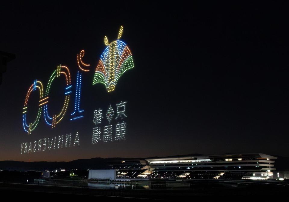 　京都競馬場で行われたドローンショー（撮影・石湯恒介）