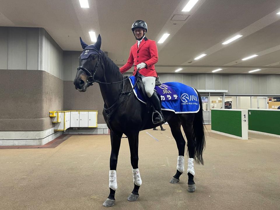 　今年最後の仕事を終えた誘導馬のカラテ